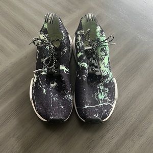 Adidas’s boost size 9 1/2. Condition 9/10. Barely worn.